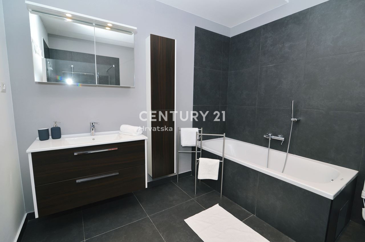 LOVRAN, DVONADSTROPNO STANOVANJE Z RAZGLEDOM NA MORJE, 100 M OD PLAŽE IN 800 M OD STAREGA DELA MESTA