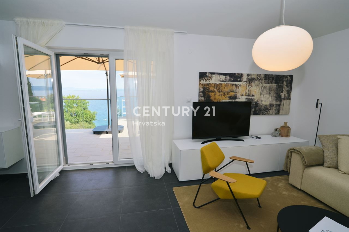 LOVRAN, DVONADSTROPNO STANOVANJE Z RAZGLEDOM NA MORJE, 100 M OD PLAŽE IN 800 M OD STAREGA DELA MESTA