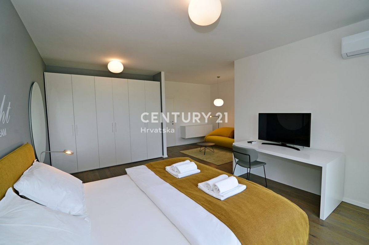 LOVRAN, DVONADSTROPNO STANOVANJE Z RAZGLEDOM NA MORJE, 100 M OD PLAŽE IN 800 M OD STAREGA DELA MESTA