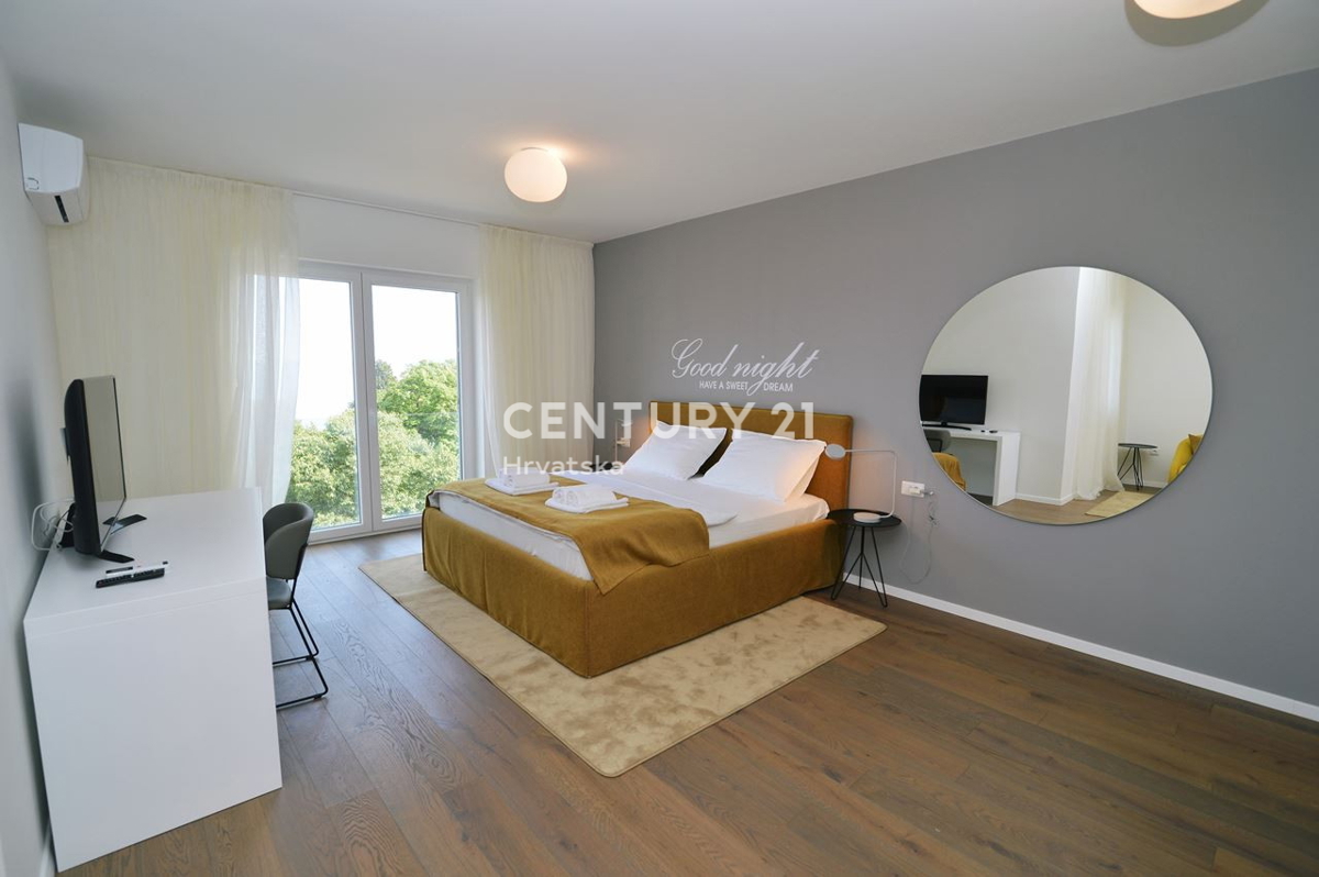 LOVRAN, DVONADSTROPNO STANOVANJE Z RAZGLEDOM NA MORJE, 100 M OD PLAŽE IN 800 M OD STAREGA DELA MESTA