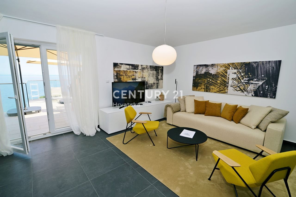 LOVRAN, DVONADSTROPNO STANOVANJE Z RAZGLEDOM NA MORJE, 100 M OD PLAŽE IN 800 M OD STAREGA DELA MESTA