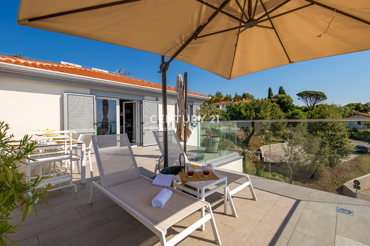 LOVRAN, DVONADSTROPNO STANOVANJE Z RAZGLEDOM NA MORJE, 100 M OD PLAŽE IN 800 M OD STAREGA DELA MESTA