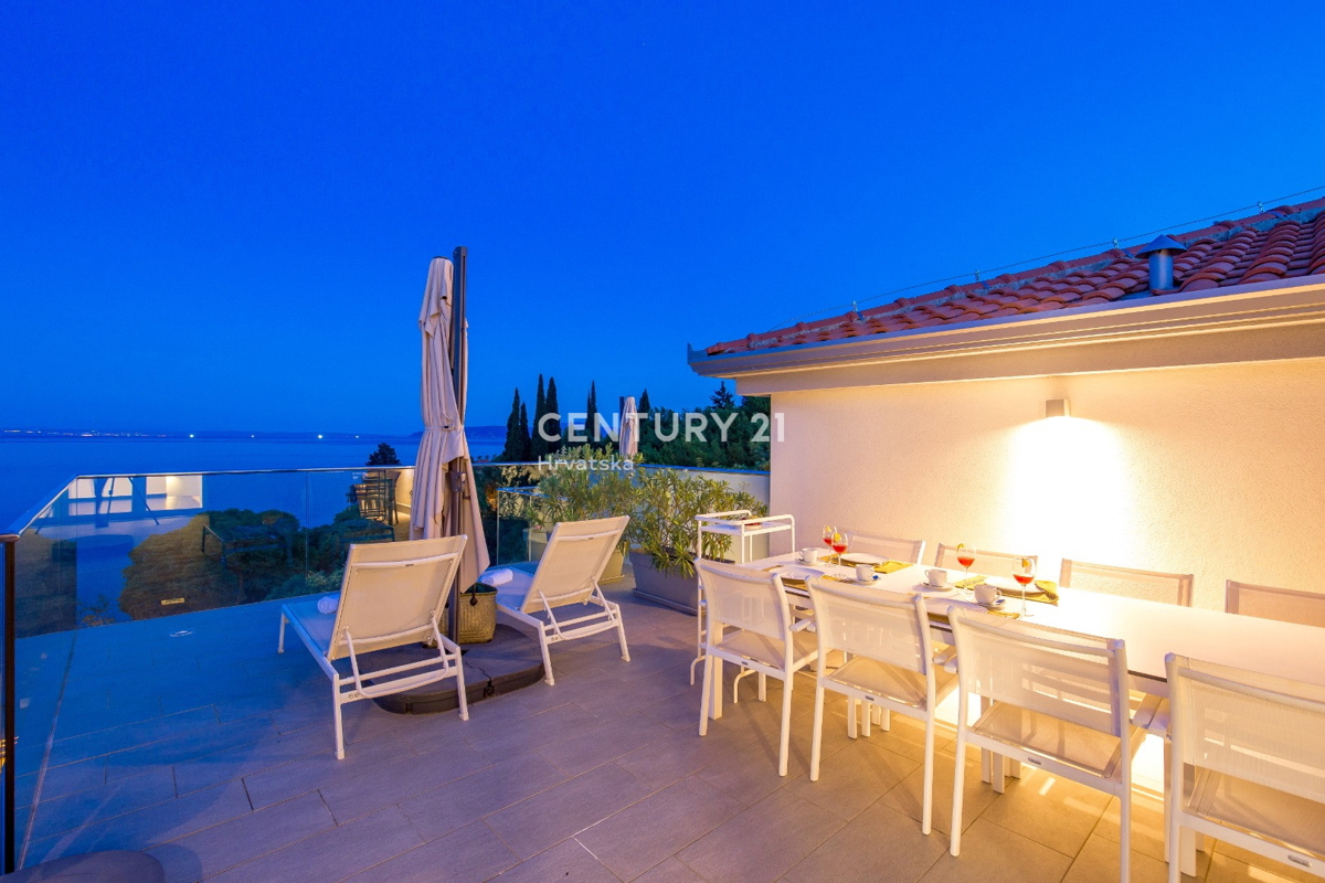 LOVRAN, DVONADSTROPNO STANOVANJE Z RAZGLEDOM NA MORJE, 100 M OD PLAŽE IN 800 M OD STAREGA DELA MESTA