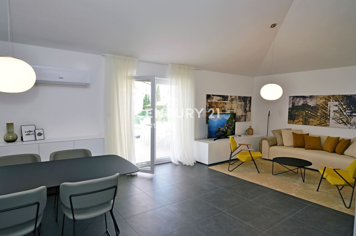 LOVRAN, DVONADSTROPNO STANOVANJE Z RAZGLEDOM NA MORJE, 100 M OD PLAŽE IN 800 M OD STAREGA DELA MESTA