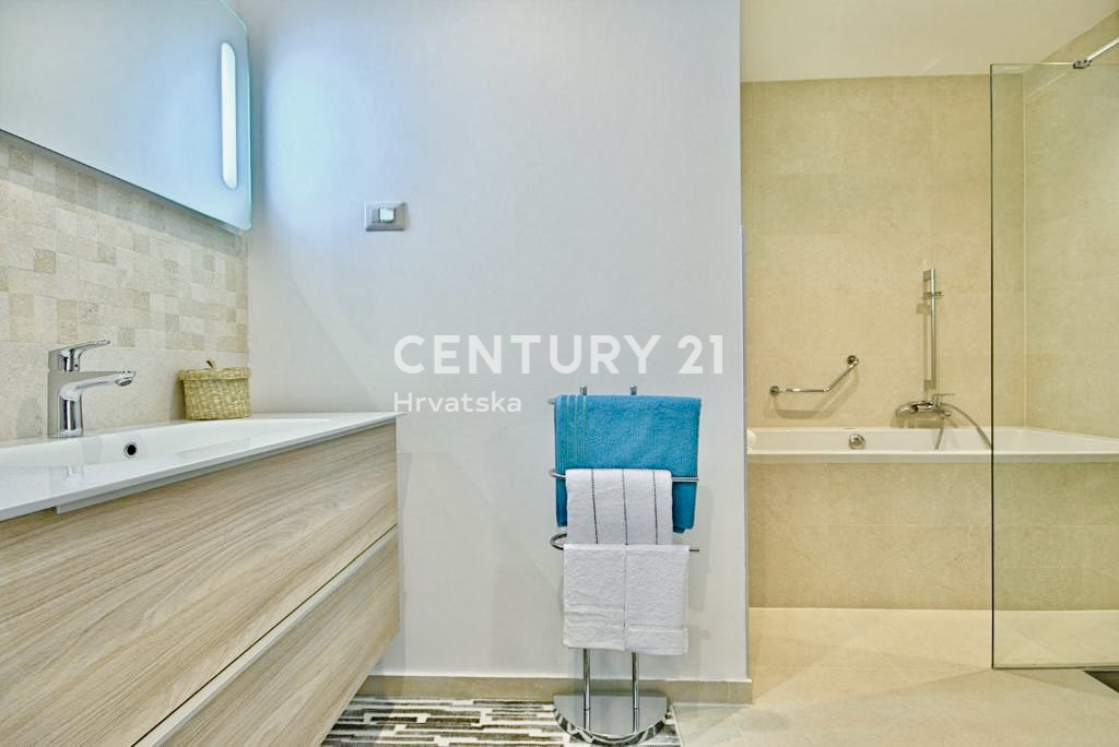 POREČ, MODERNA LUKSUZNA VILA S POGLEDOM NA MORJE