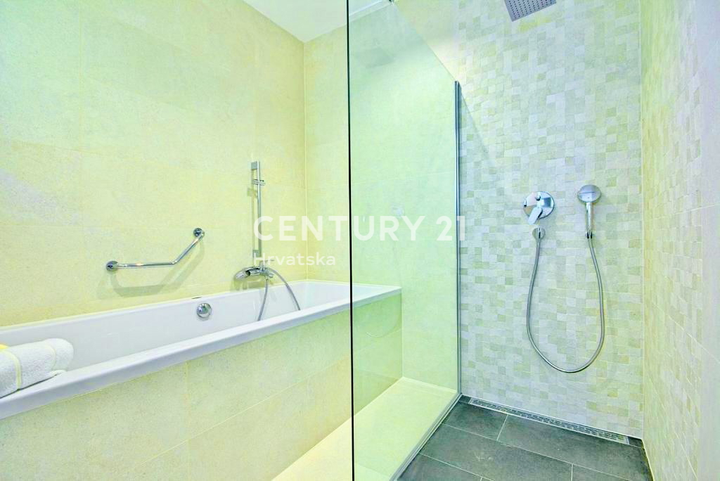 POREČ, MODERNA LUKSUZNA VILA S POGLEDOM NA MORJE