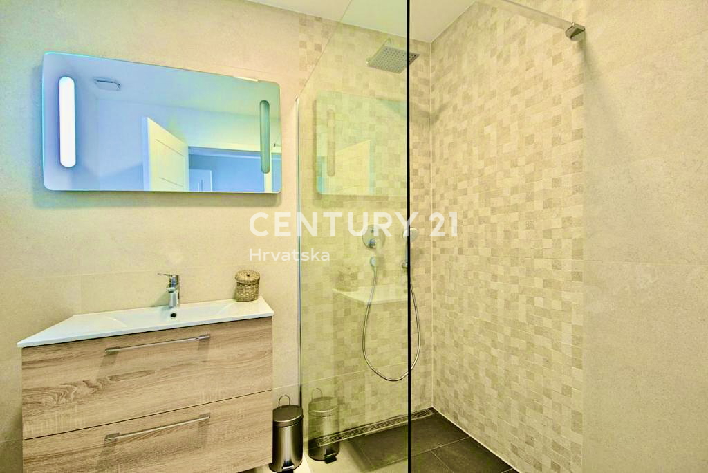 POREČ, MODERNA LUKSUZNA VILA S POGLEDOM NA MORJE