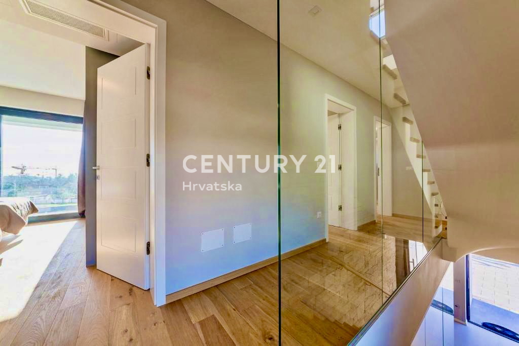 POREČ, MODERNA LUKSUZNA VILA S POGLEDOM NA MORJE