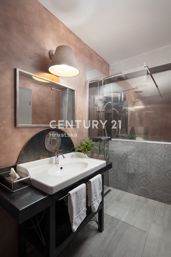 LABIN, STARI GRAD, BUTIČNA HOTEL S 5 PROSTORI NA ČUDOVITI LOKACIJI