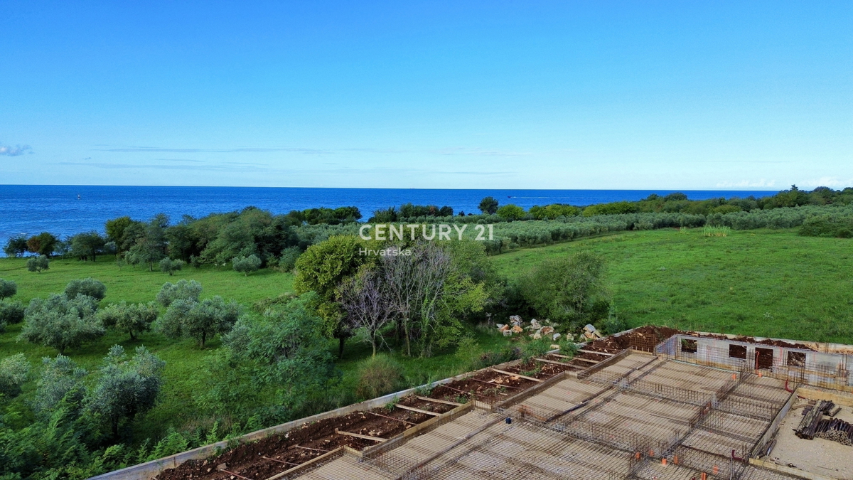 Umag, dvojna hiša samo 150 metrov od plaže s panoramskim in odprtim pogledom na morje