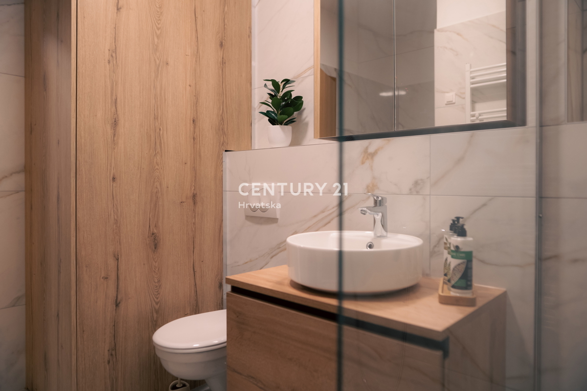 MARIBOR, POHORJE, STANOVANJE V PRITLIČJU Z VELIKIM ATRIJEM