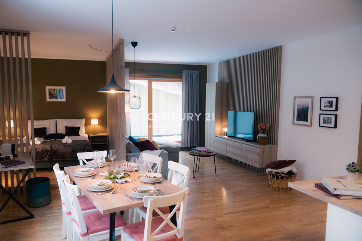 MARIBOR, POHORJE, STANOVANJE V PRITLIČJU Z VELIKIM ATRIJEM