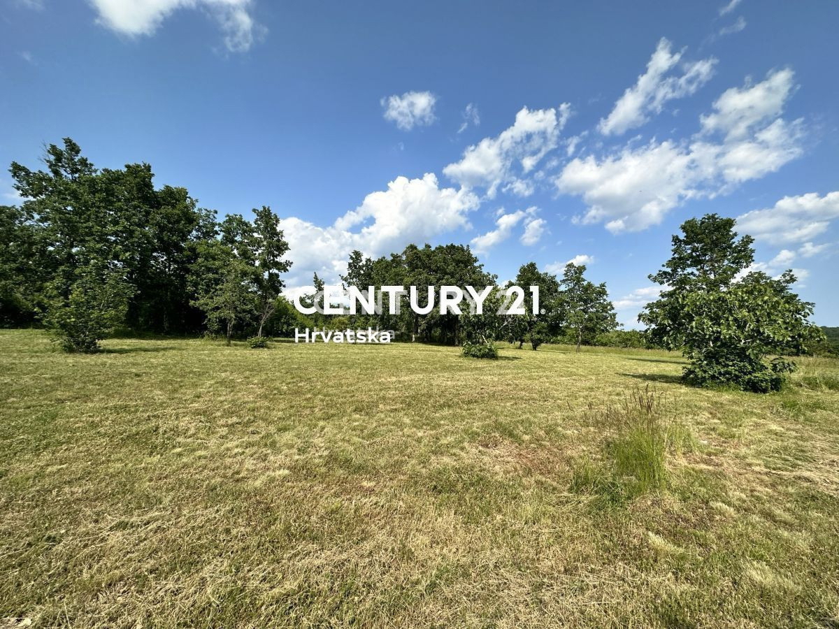 POREČ, VIŠNJAN, GRADBENI ZEMLJIŠČE NA MIRNI LOKACIJI