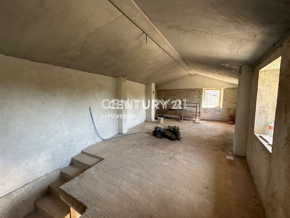 GROŽNJAN, OKOLICA, DELNO RENOVIRANA KAMNITA HIŠA