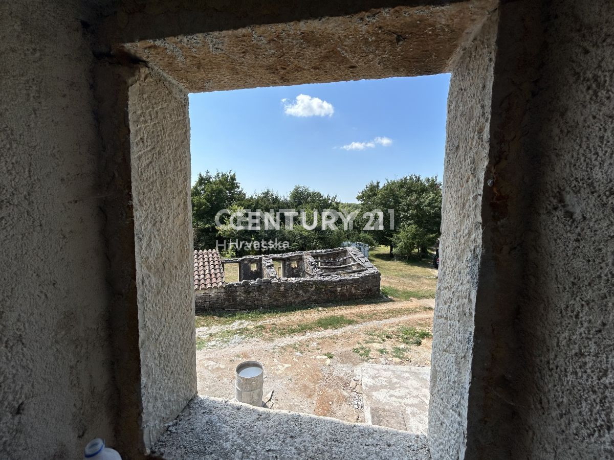 GROŽNJAN, OKOLICA, DELNO RENOVIRANA KAMNITA HIŠA