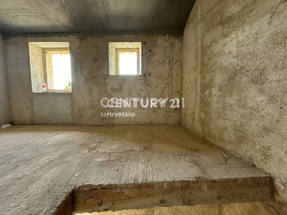 GROŽNJAN, OKOLICA, DELNO RENOVIRANA KAMNITA HIŠA