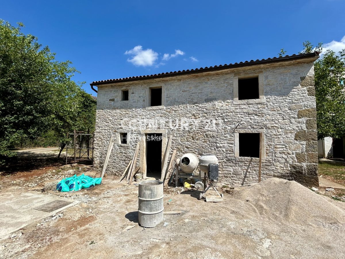 GROŽNJAN, OKOLICA, DELNO RENOVIRANA KAMNITA HIŠA