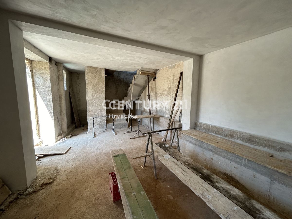 GROŽNJAN, OKOLICA, DELNO RENOVIRANA KAMNITA HIŠA