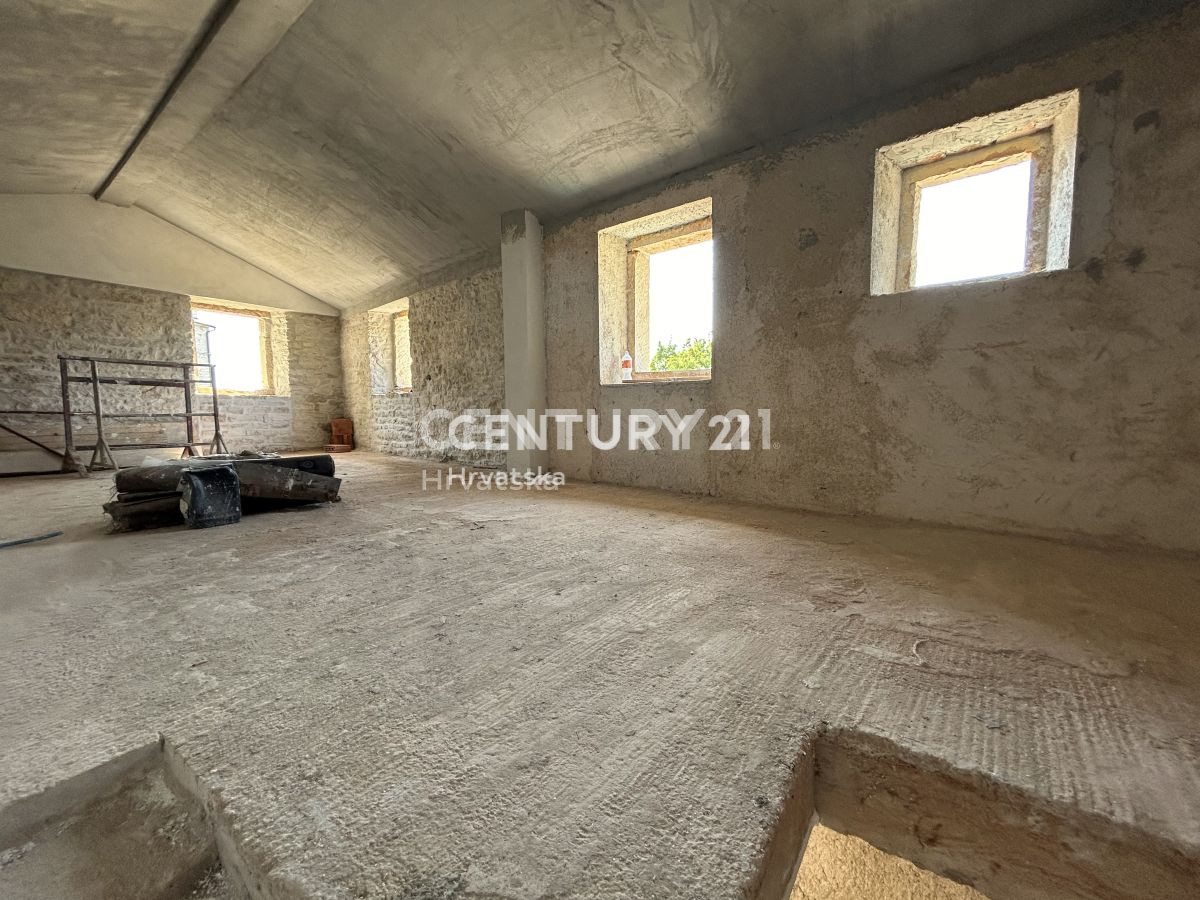 GROŽNJAN, OKOLICA, DELNO RENOVIRANA KAMNITA HIŠA