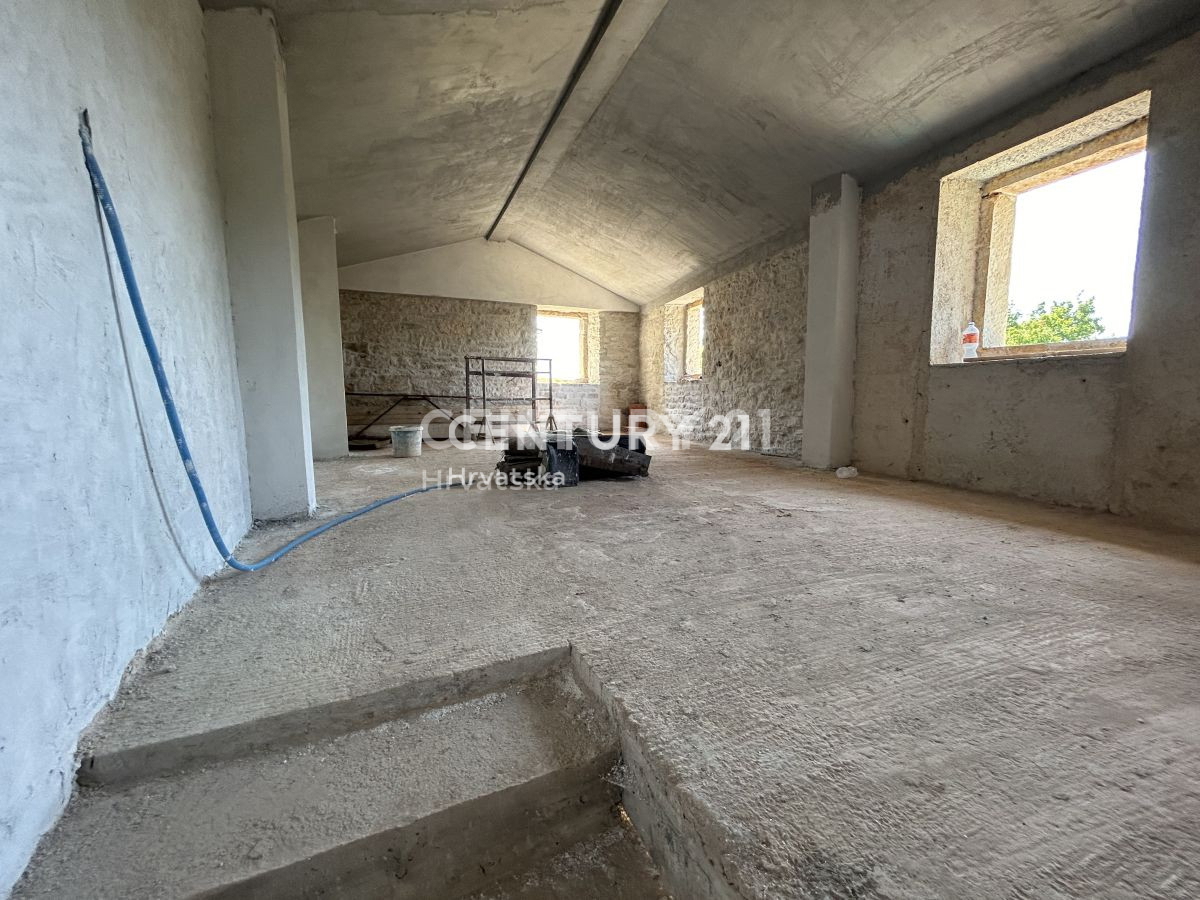 GROŽNJAN, OKOLICA, DELNO RENOVIRANA KAMNITA HIŠA