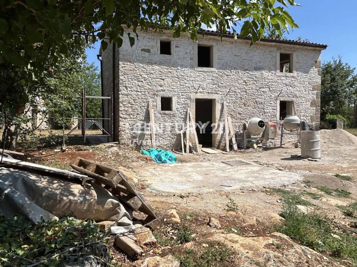 GROŽNJAN, OKOLICA, DELNO RENOVIRANA KAMNITA HIŠA