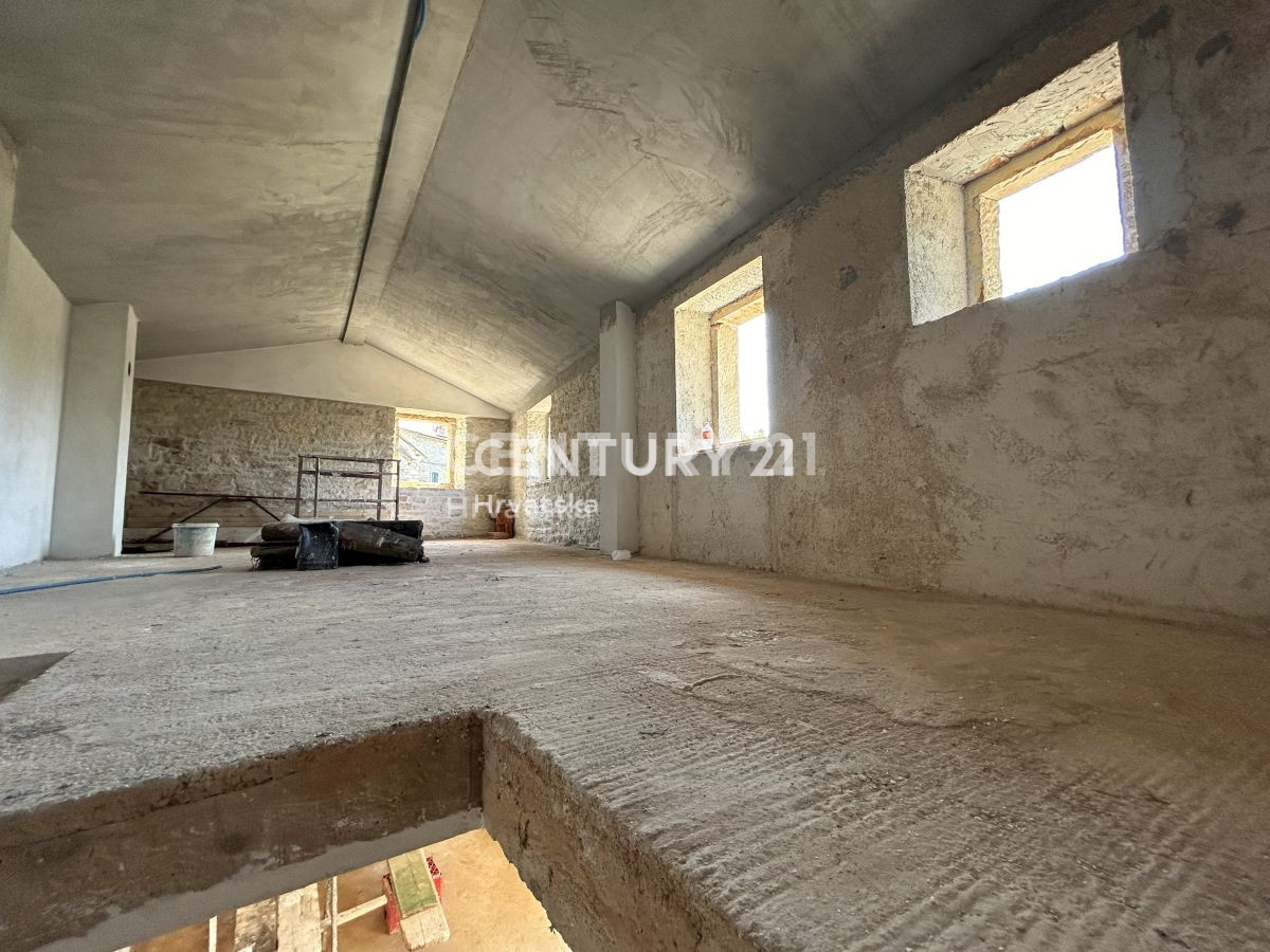 GROŽNJAN, OKOLICA, DELNO RENOVIRANA KAMNITA HIŠA