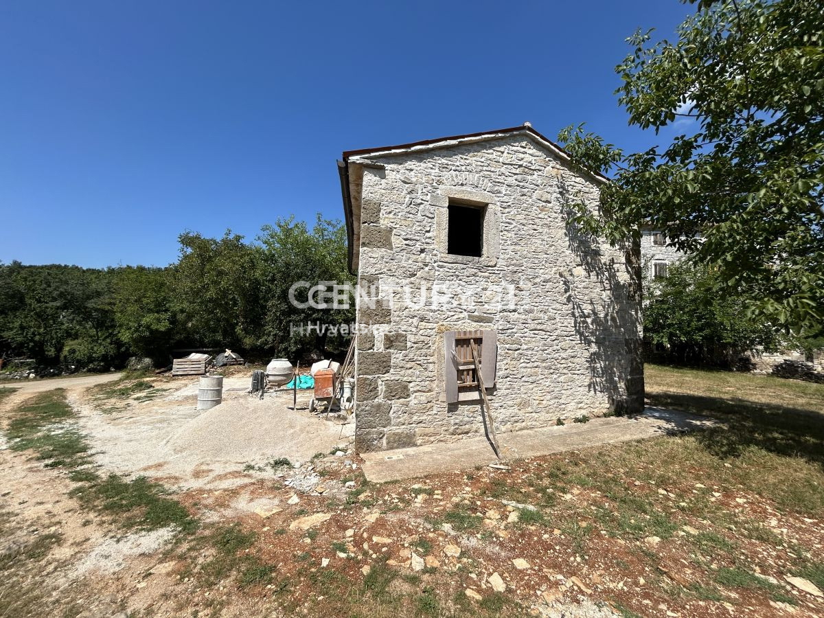 GROŽNJAN, OKOLICA, DELNO RENOVIRANA KAMNITA HIŠA