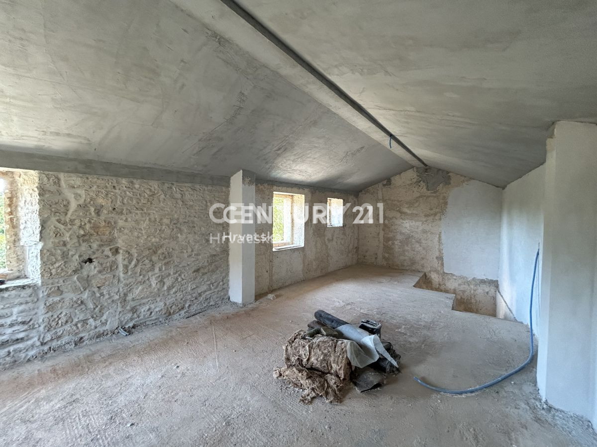 GROŽNJAN, OKOLICA, DELNO RENOVIRANA KAMNITA HIŠA