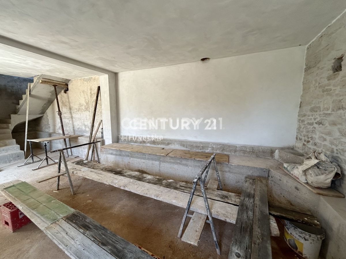 GROŽNJAN, OKOLICA, DELNO RENOVIRANA KAMNITA HIŠA