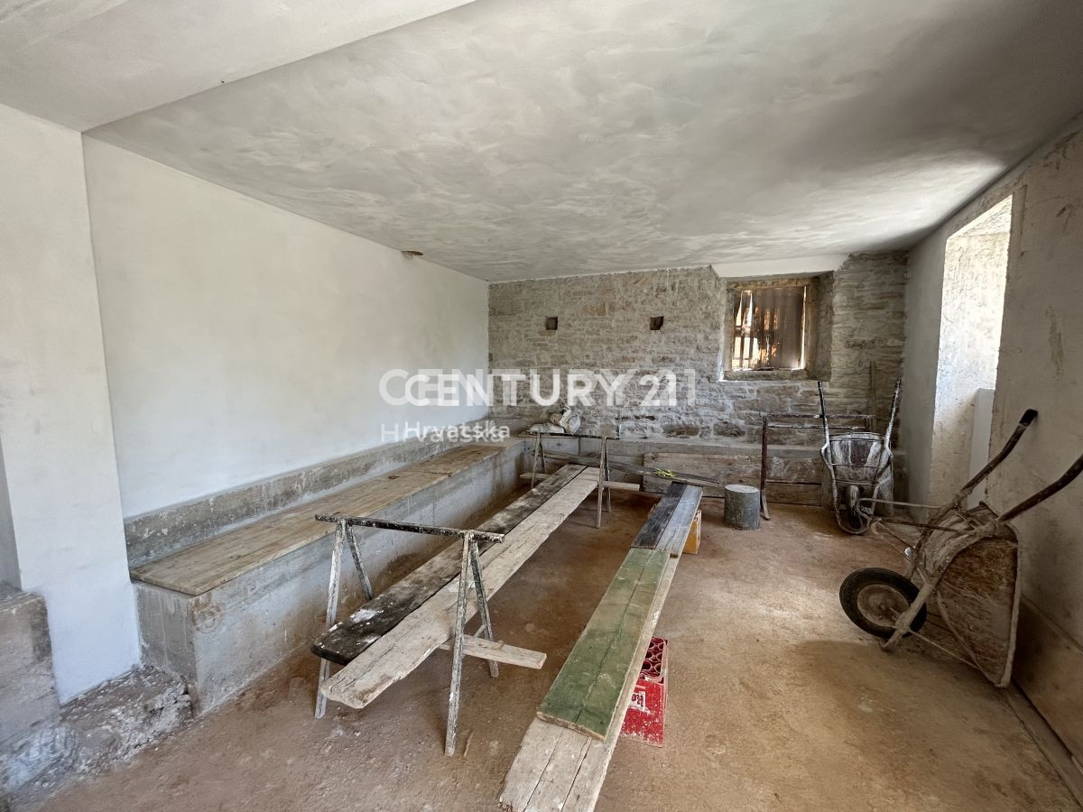 GROŽNJAN, OKOLICA, DELNO RENOVIRANA KAMNITA HIŠA