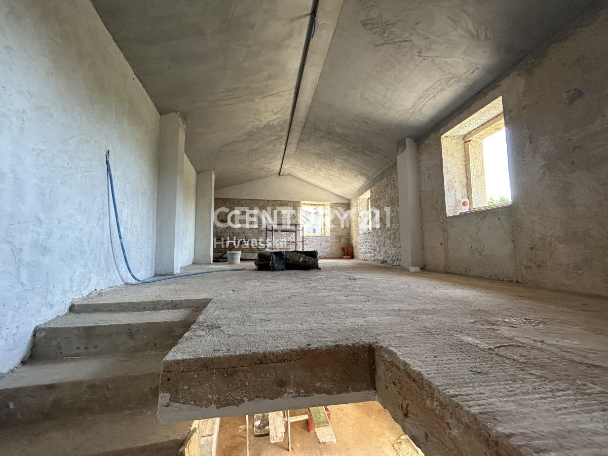 GROŽNJAN, OKOLICA, DELNO RENOVIRANA KAMNITA HIŠA