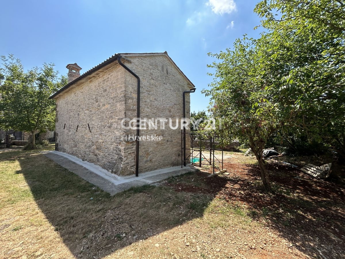 GROŽNJAN, OKOLICA, DELNO RENOVIRANA KAMNITA HIŠA