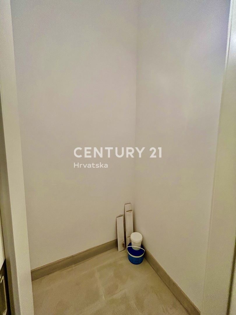 UMAG, CENTAR, POPOLNOMA RENOVIRANO STANOVANJE Z RAZGLEDOM NA MORJE