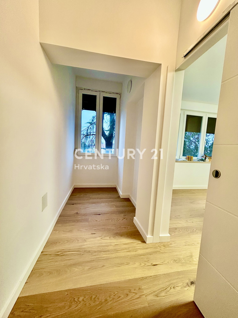 UMAG, CENTAR, POPOLNOMA RENOVIRANO STANOVANJE Z RAZGLEDOM NA MORJE