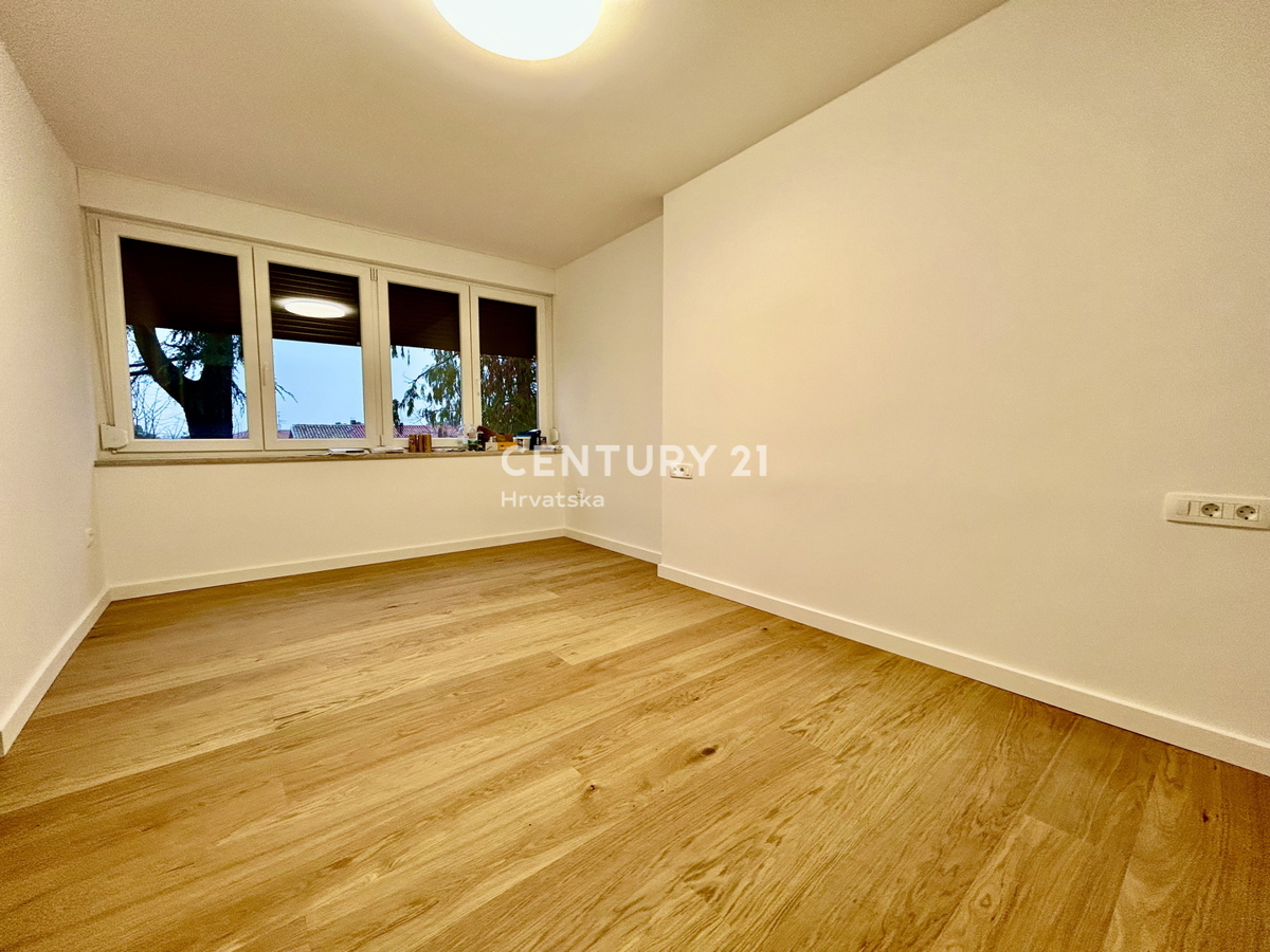 UMAG, CENTAR, POPOLNOMA RENOVIRANO STANOVANJE Z RAZGLEDOM NA MORJE