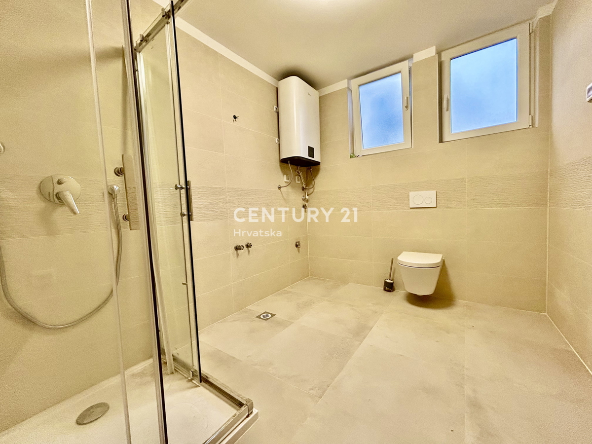 UMAG, CENTAR, POPOLNOMA RENOVIRANO STANOVANJE Z RAZGLEDOM NA MORJE