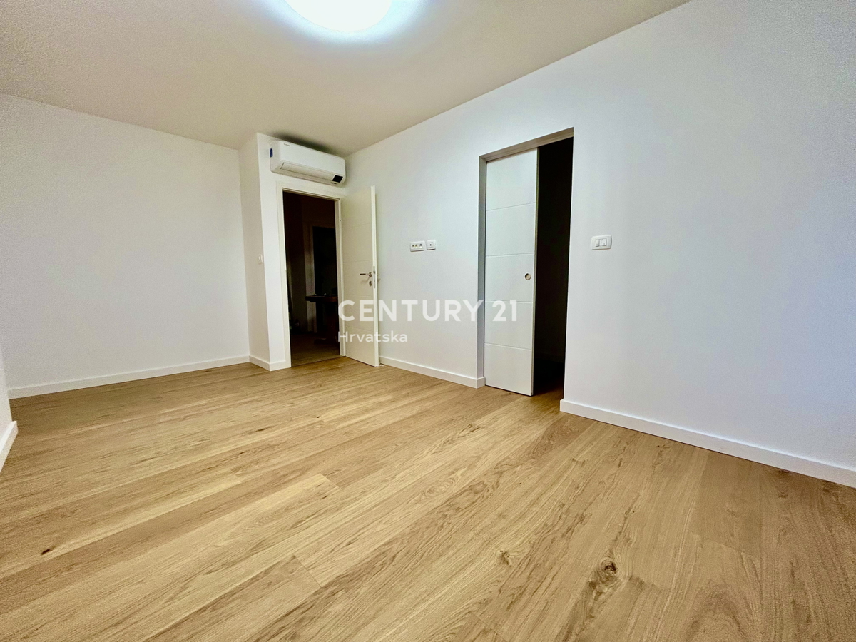 UMAG, CENTAR, POPOLNOMA RENOVIRANO STANOVANJE Z RAZGLEDOM NA MORJE