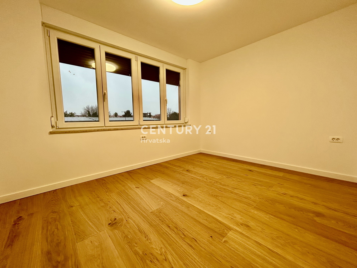 UMAG, CENTAR, POPOLNOMA RENOVIRANO STANOVANJE Z RAZGLEDOM NA MORJE