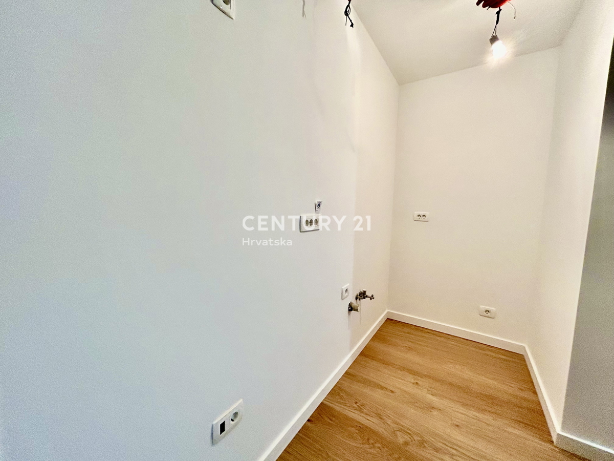 UMAG, CENTAR, POPOLNOMA RENOVIRANO STANOVANJE Z RAZGLEDOM NA MORJE