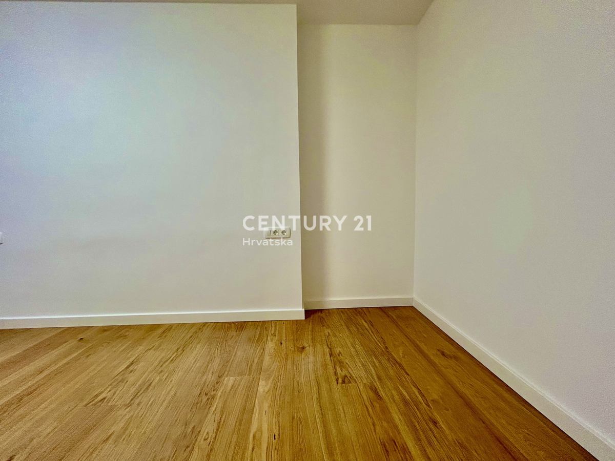 UMAG, CENTAR, POPOLNOMA RENOVIRANO STANOVANJE Z RAZGLEDOM NA MORJE