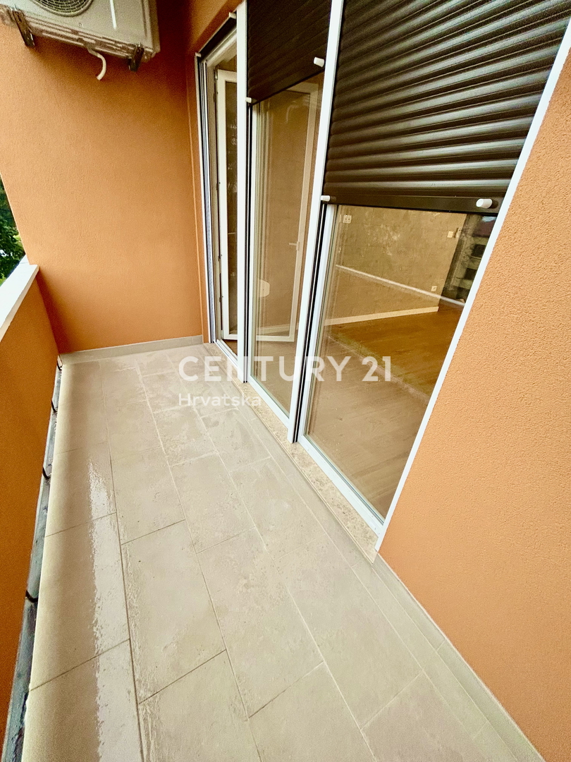 UMAG, CENTAR, POPOLNOMA RENOVIRANO STANOVANJE Z RAZGLEDOM NA MORJE