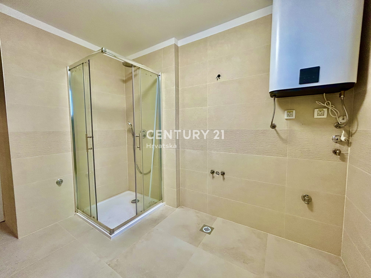 UMAG, CENTAR, POPOLNOMA RENOVIRANO STANOVANJE Z RAZGLEDOM NA MORJE