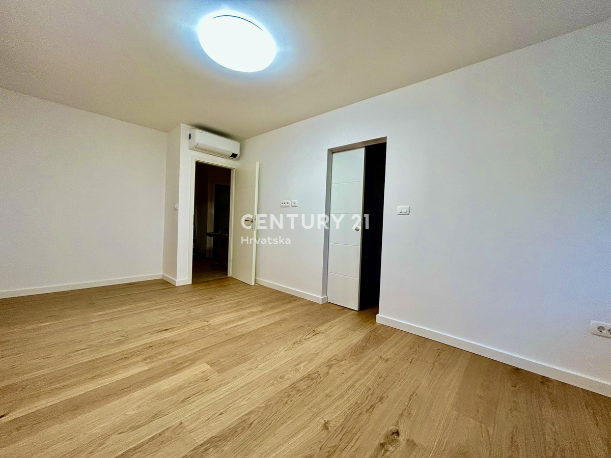 UMAG, CENTAR, POPOLNOMA RENOVIRANO STANOVANJE Z RAZGLEDOM NA MORJE