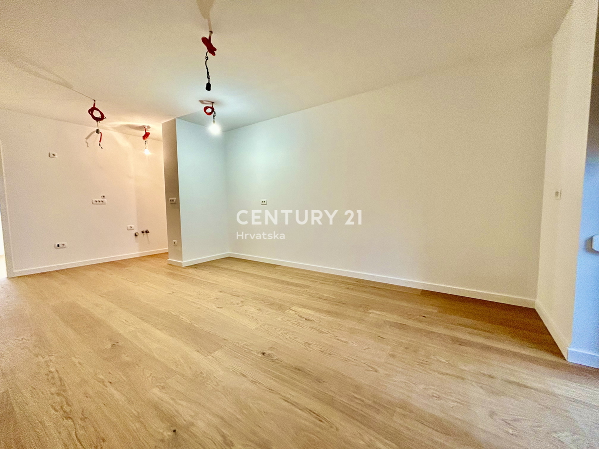 UMAG, CENTAR, POPOLNOMA RENOVIRANO STANOVANJE Z RAZGLEDOM NA MORJE