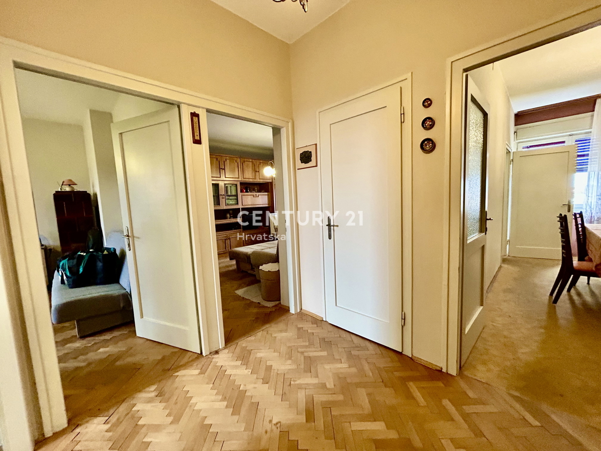 UMAG, CENTAR, UDOBNO DVOSOBNO STANOVANJE S POGLEDOM NA MORJE