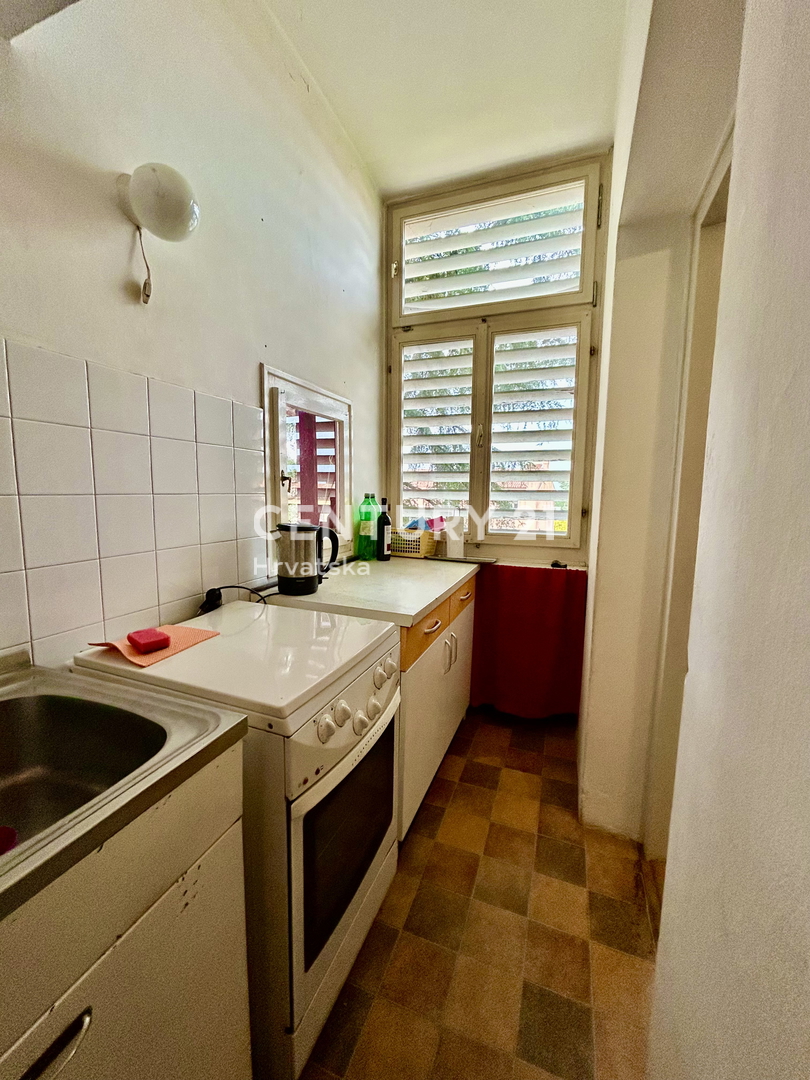 UMAG, CENTAR, UDOBNO DVOSOBNO STANOVANJE S POGLEDOM NA MORJE