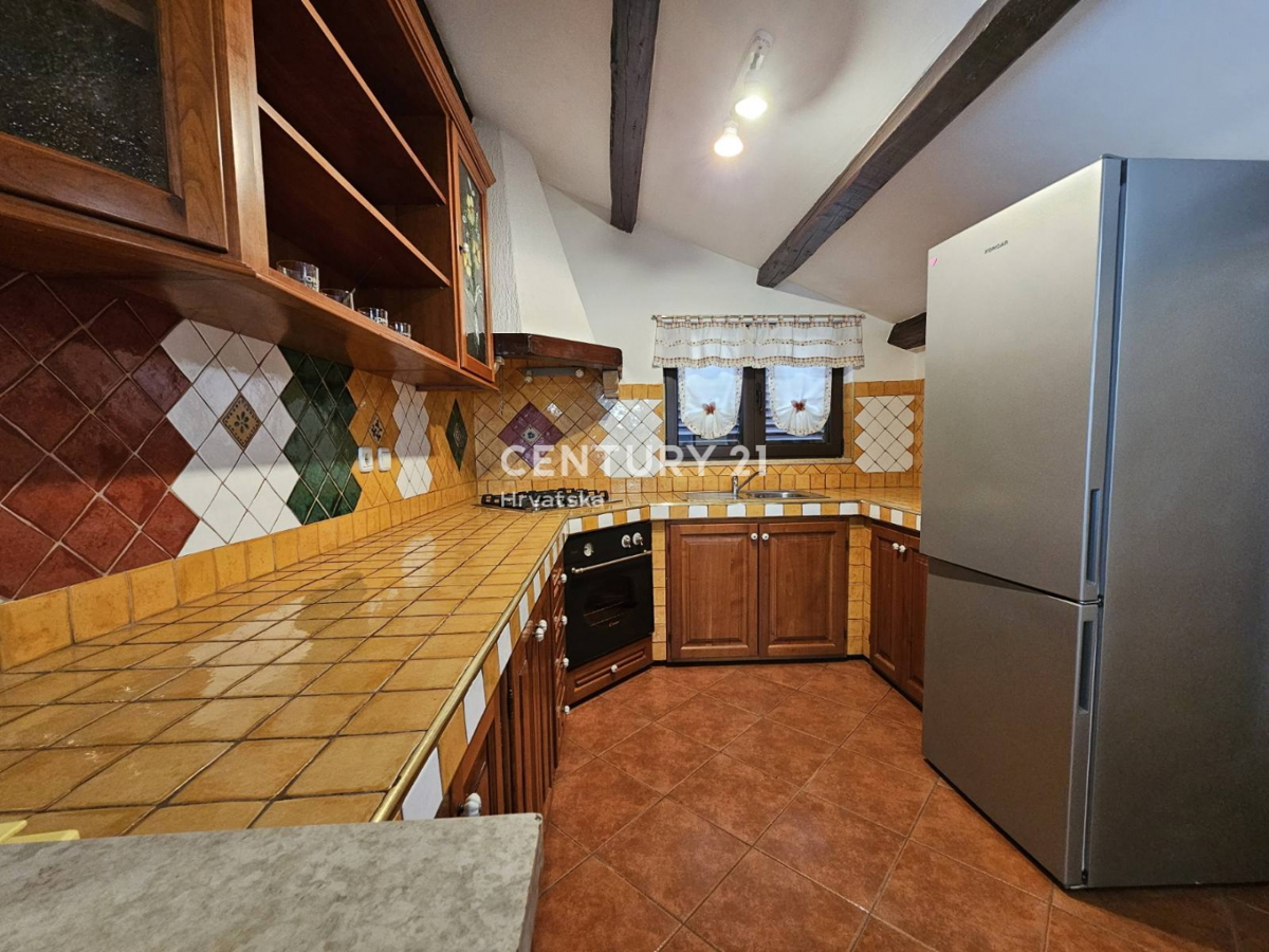 POREČ, PRODAJA SE STAN S VRTOM, DVE GARAŽI, 2 KM OD MORJA