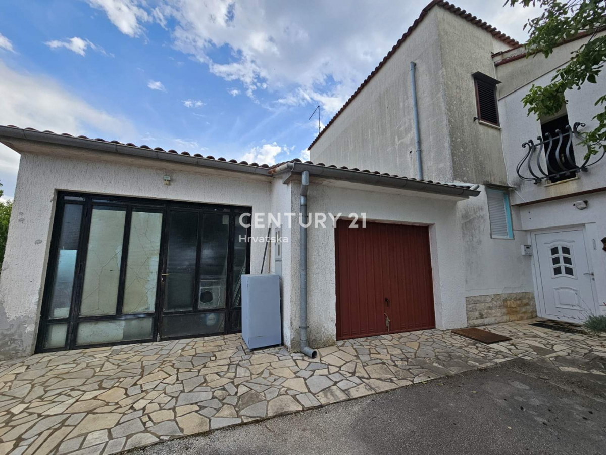 POREČ, PRODAJA SE STAN S VRTOM, DVE GARAŽI, 2 KM OD MORJA