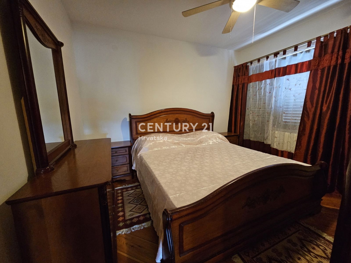 POREČ, PRODAJA SE STAN S VRTOM, DVE GARAŽI, 2 KM OD MORJA