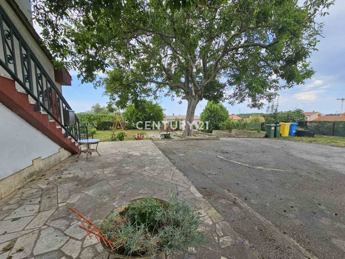 POREČ, PRODAJA SE STAN S VRTOM, DVE GARAŽI, 2 KM OD MORJA